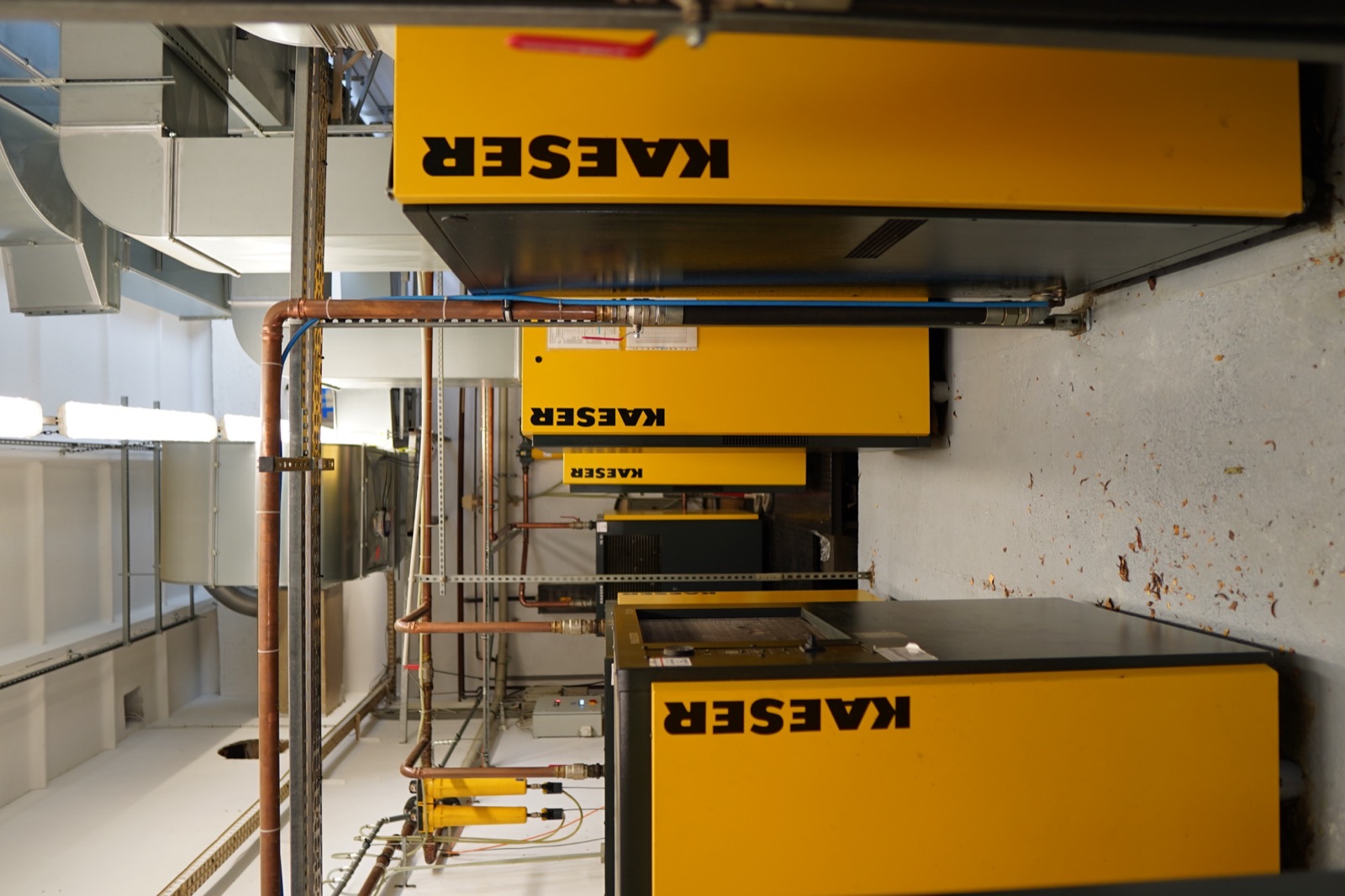 Kaeser Kompressoren mit Kupfer-Druckluftleitungen — saubere Installation WEPA Berlin