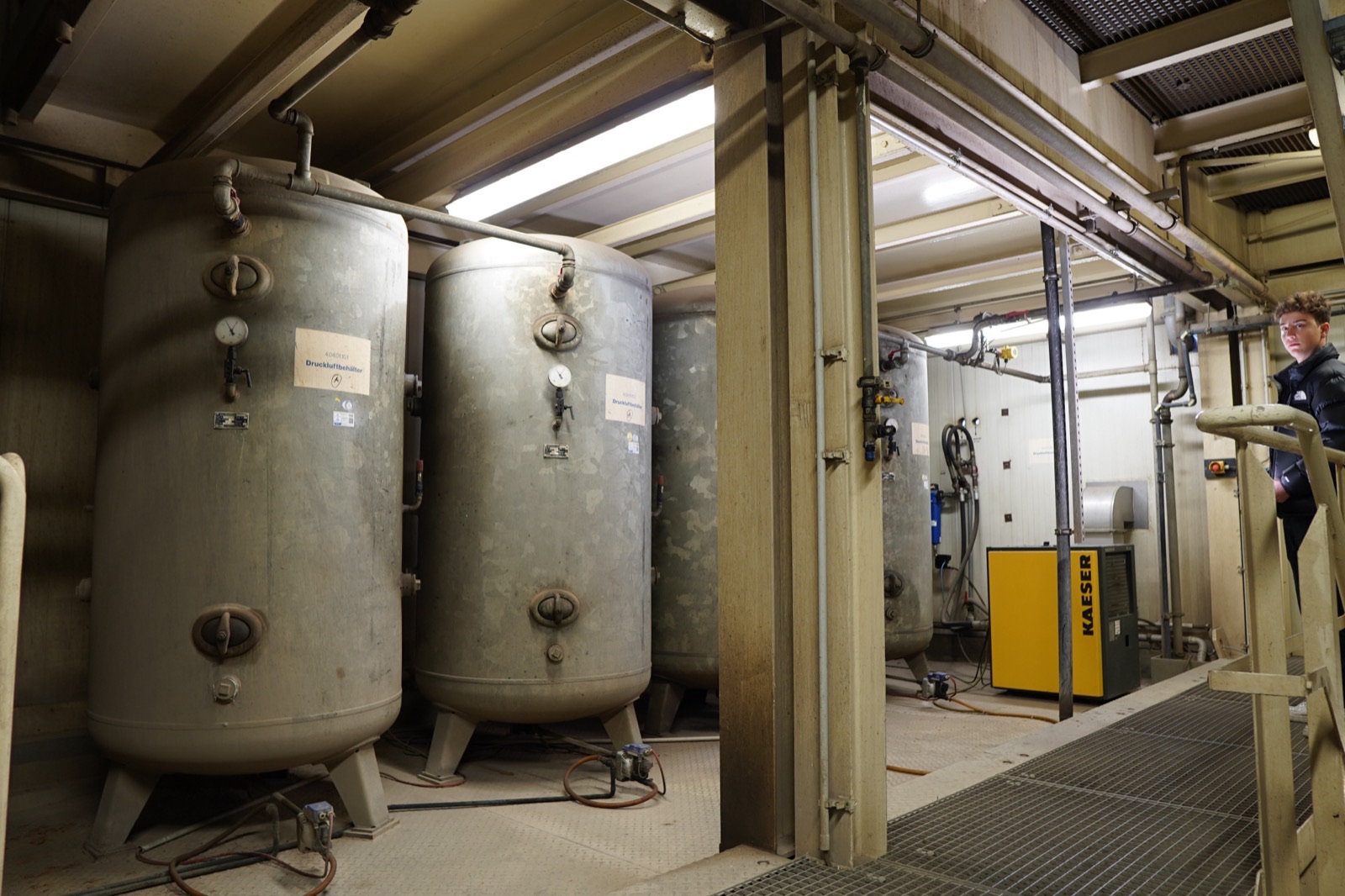 WEPA Drucklufttechnik Techniker neben Druckluft-Behältern in Berlin-Spandau