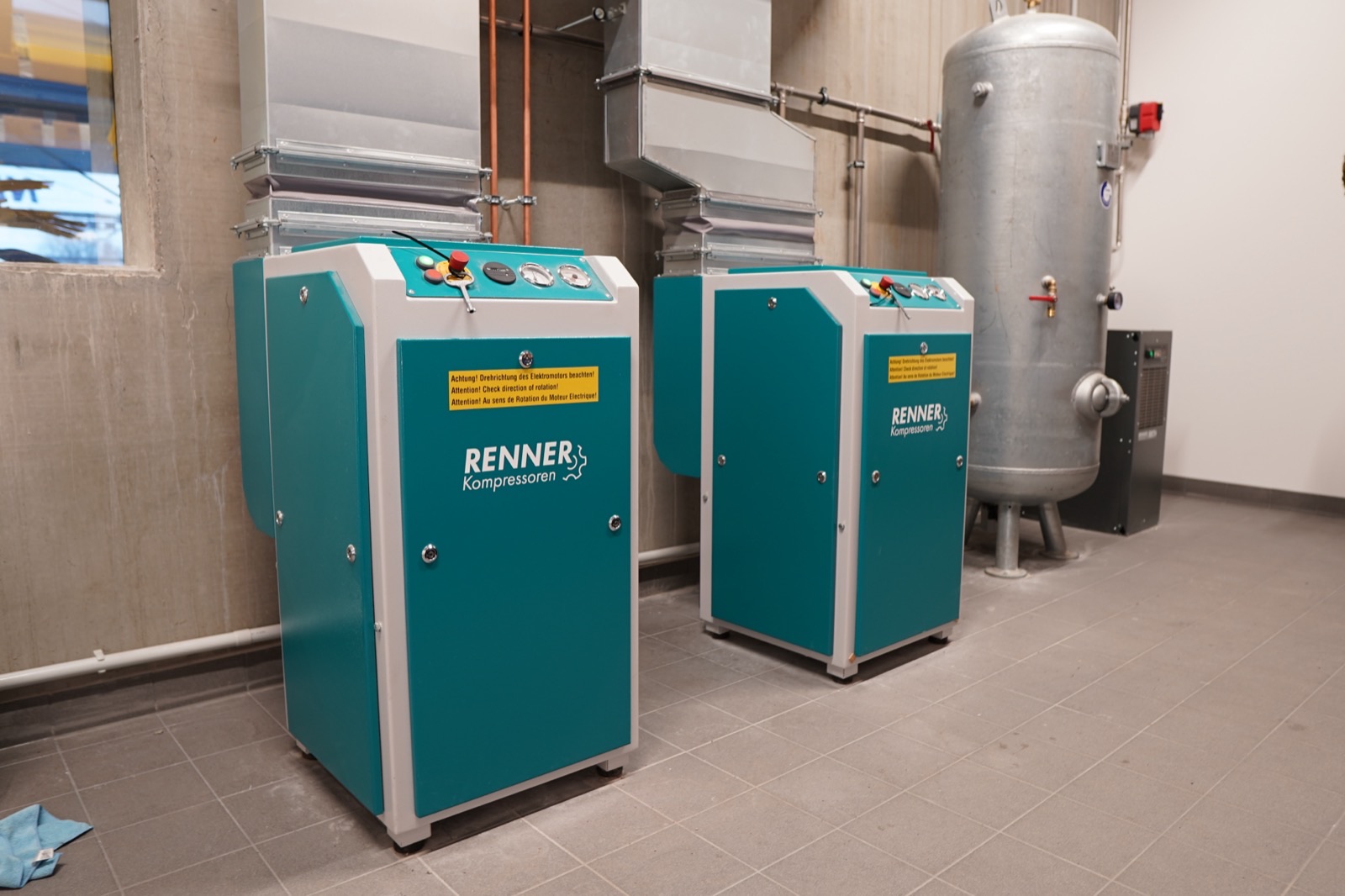 Zwei Renner-Kompressoren in hellem Kompressorraum — Renner Partner Berlin